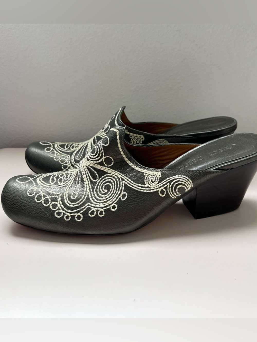 Jessica Bennett BOHO Clogs Green Leather w/ White Western Embroidery Size 8